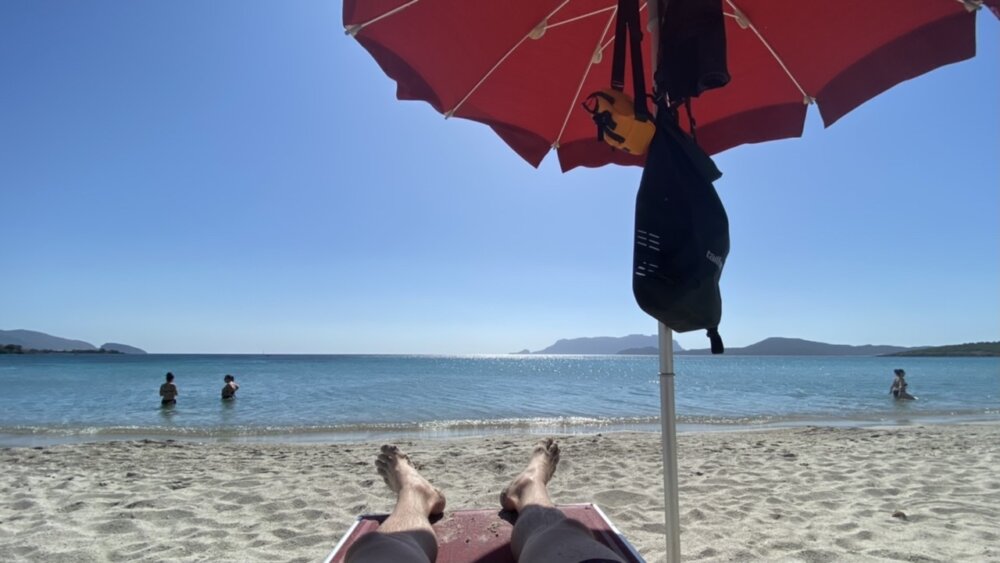 Io sdraiato sotto l’ombrellone in spiaggia