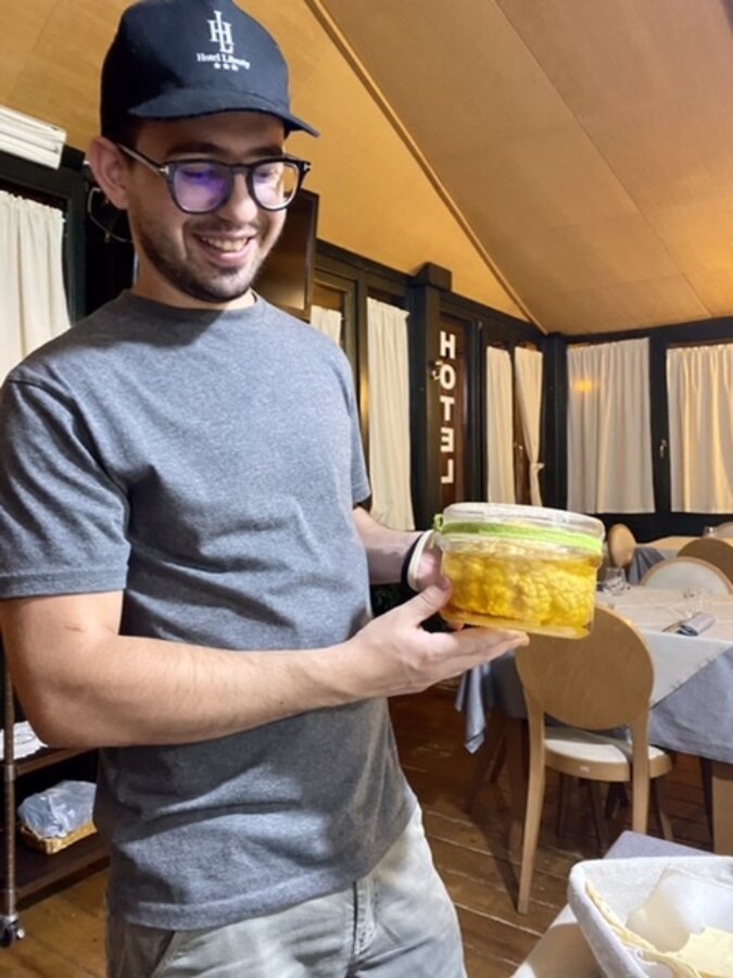 Gestore albergo con liquore fatto in casa