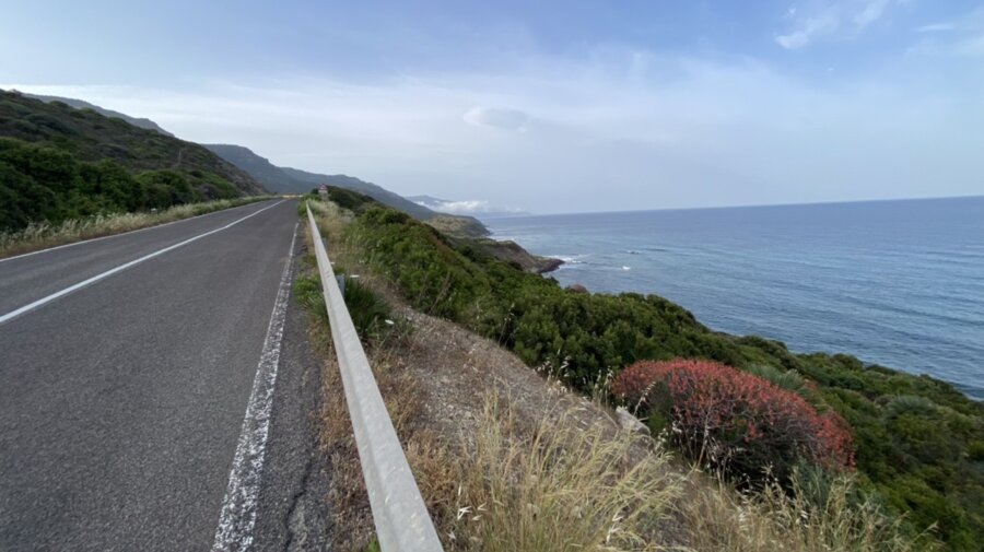 Panorama mattutino con strada vista mare