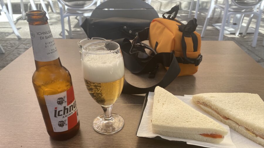 Tramezzini e birra in un bar di Olbia per l'ultimo giorno