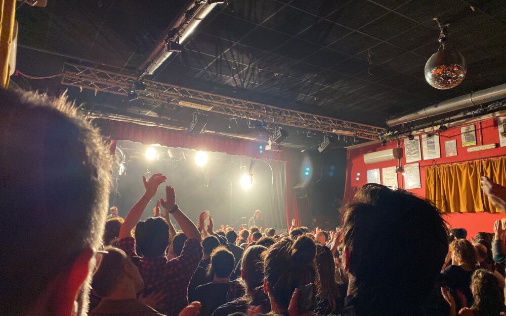 folla sotto un palco