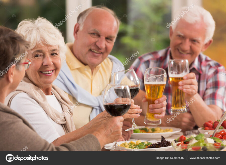 Foto stock di anziani che brindano