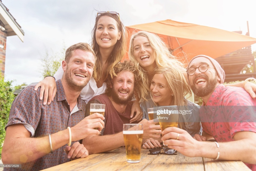 Foto stock di un gruppo di amici con birra
