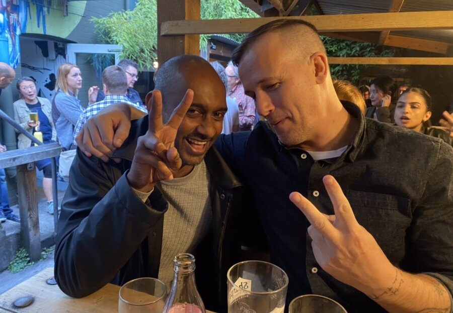 Partecipanti e speaker della conferenza che gesticolano