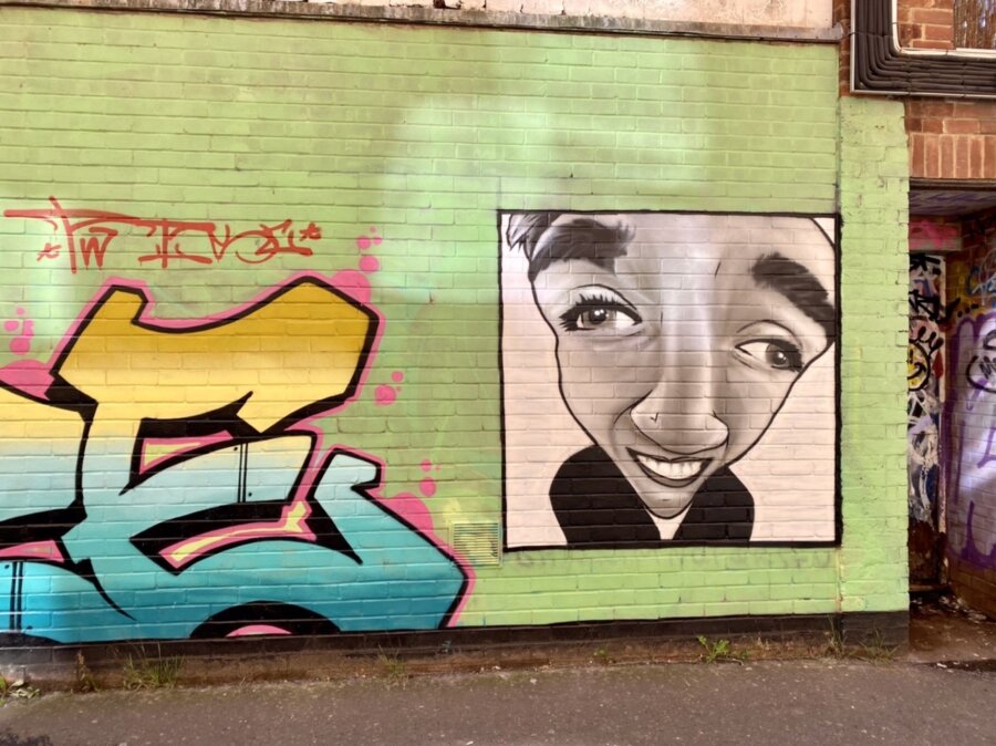 Un graffito dedicato a Trainspotter ❤️