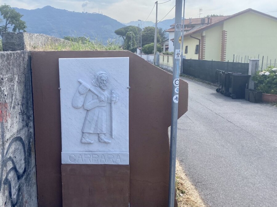 Insegna del Pellegrino della Francigena fatta in marmo bianco