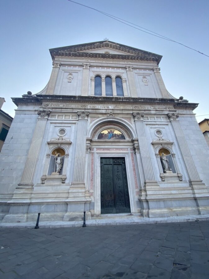 Facciata di una chiesa dal basso