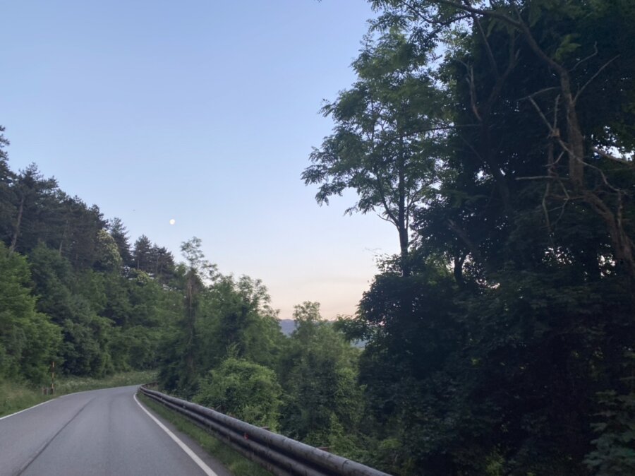 Vista dalla strada la mattina presto. Si vede la luna