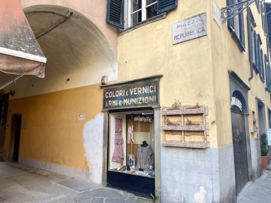 Vecchia insegna di una negozio che recita “armi e vernici”