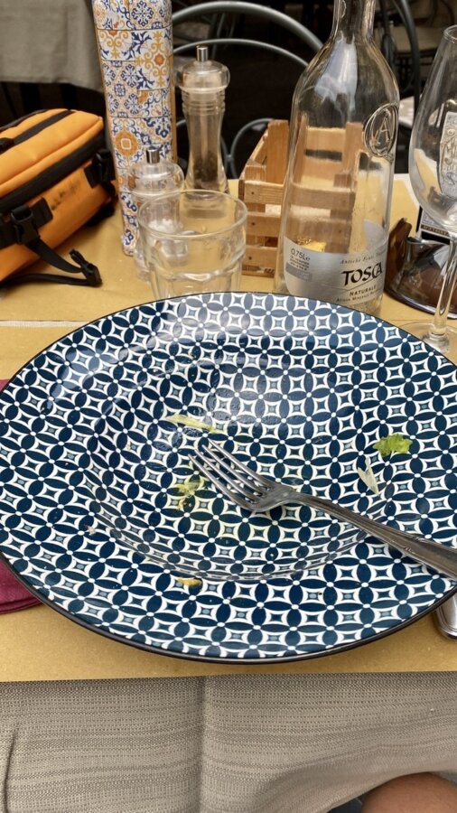 Piatto vuoto appena terminato al ristorante