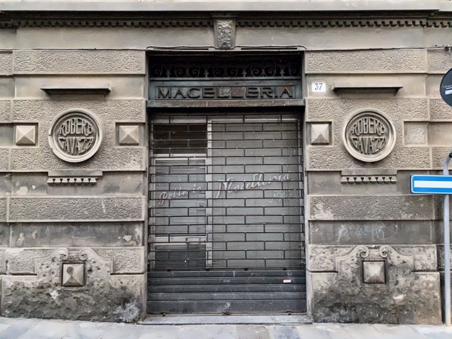 Ingresso chiuso di una macelleria storica a Fiorenzuola