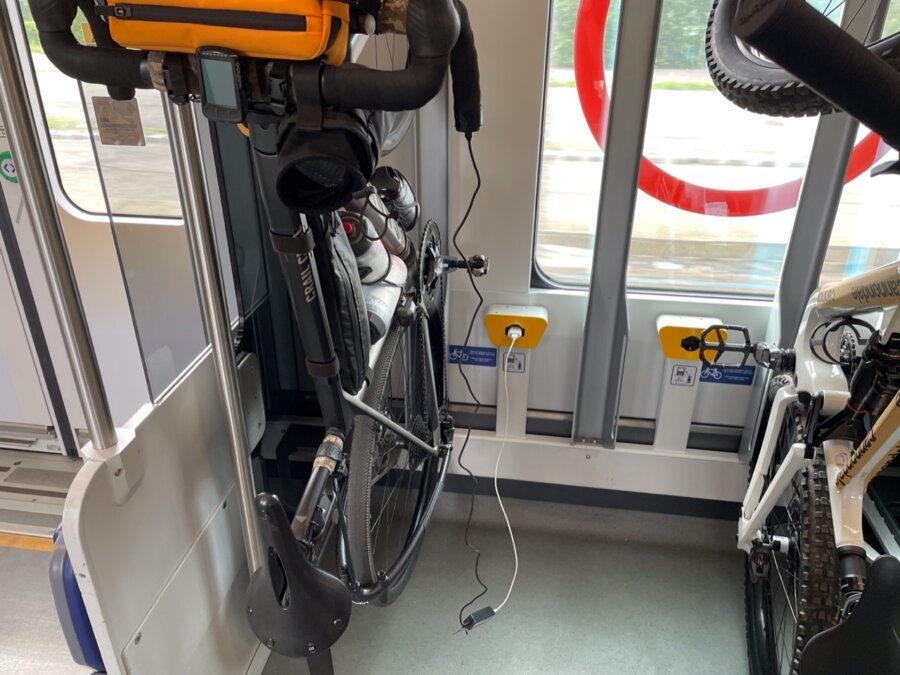 Bici appesa in treno e attaccata al cavo dell’alimentazione