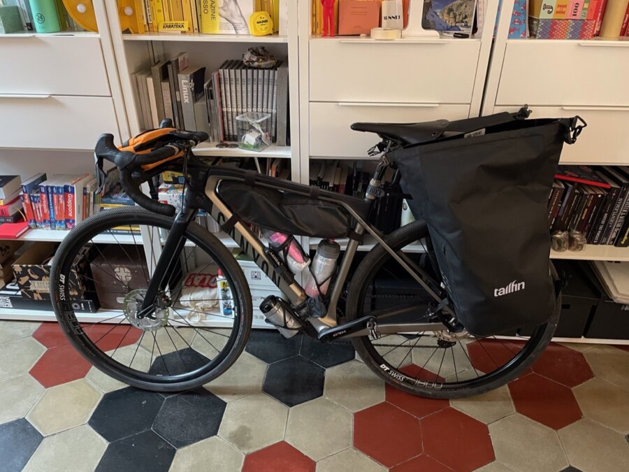 Bici con borse da viaggio in salotto