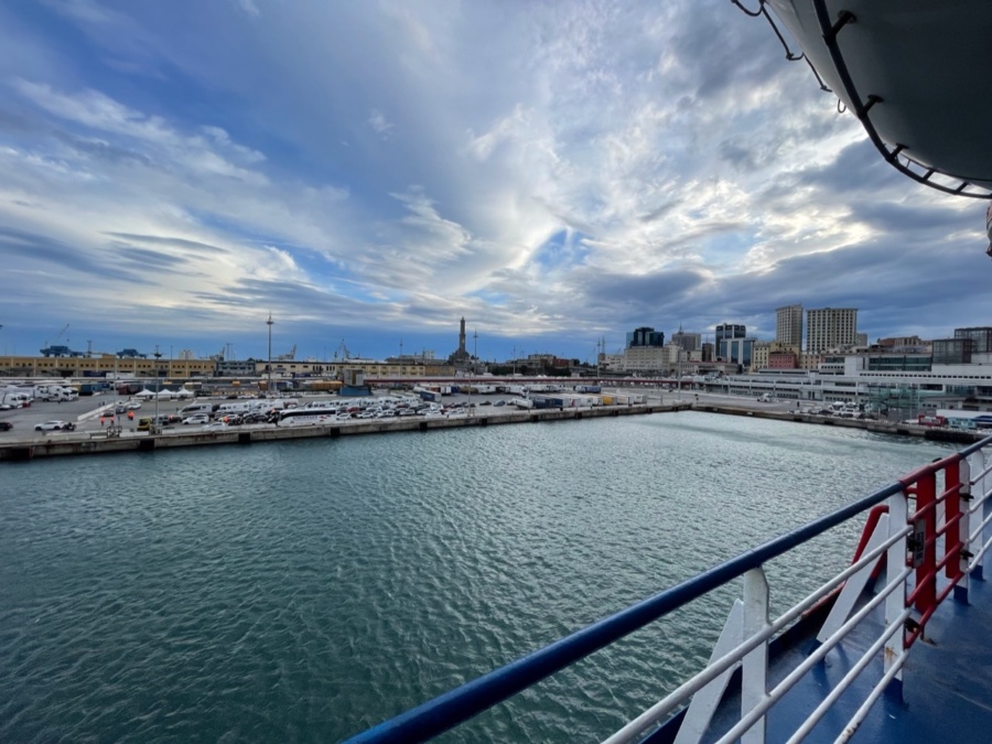 Genova vista dal ponte del traghetto