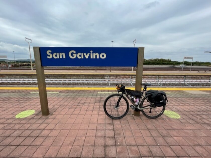 La mia bici sotto il cartello della stazione di San Gavino