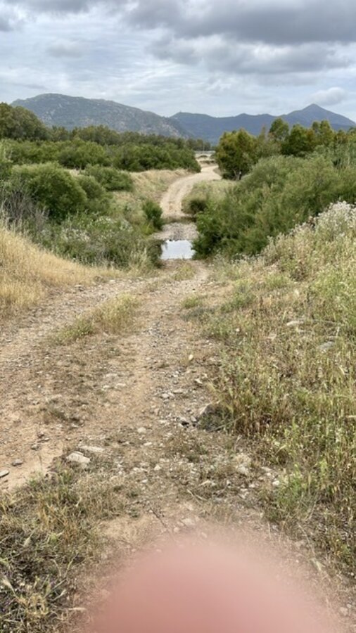 Strada di campagna interrotta dal un ruscello