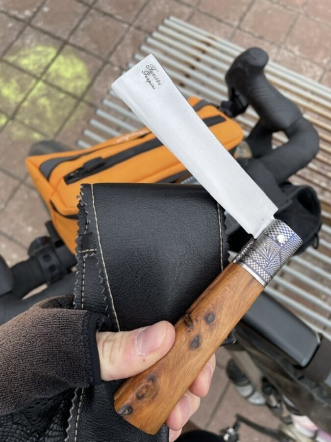 Coltello aperto a novanta gradi