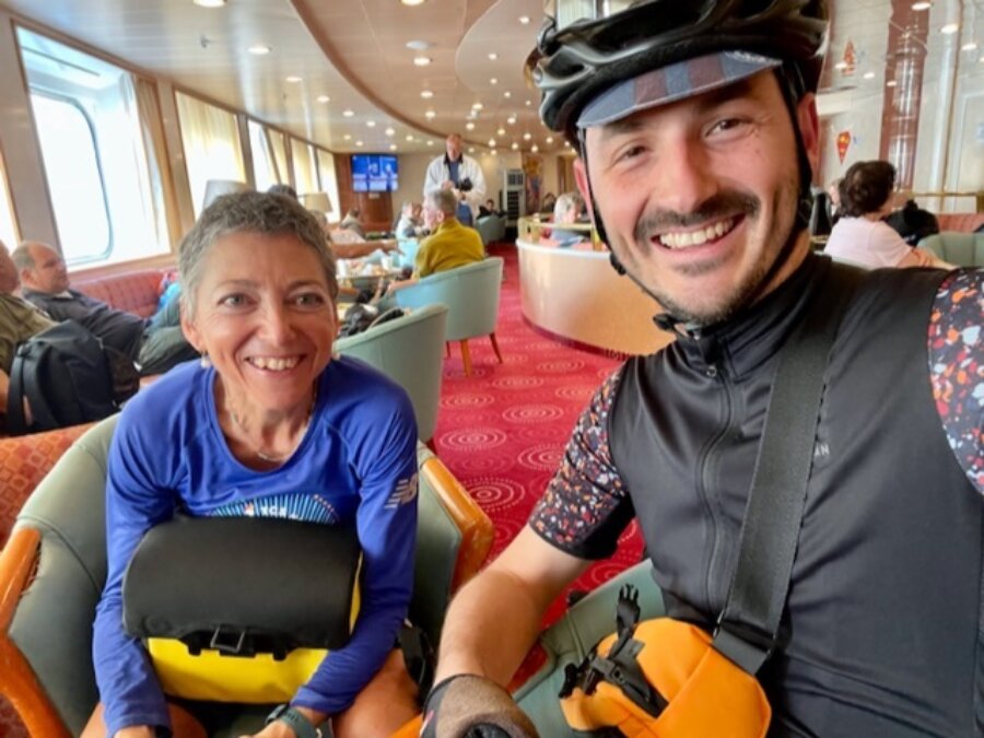 Io con l’altra ciclista imbarcata sul traghetto