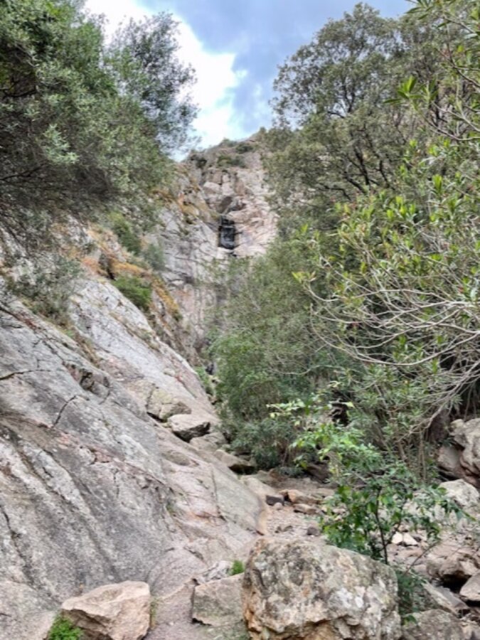 Una cascata in secca quasi totale
