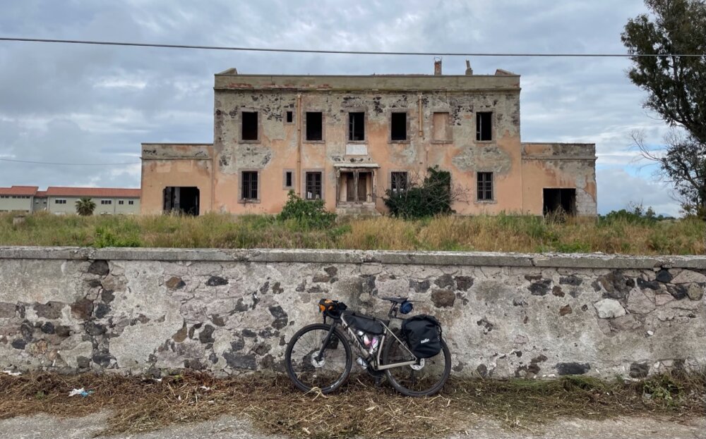 La mia bici davanti un palazzo abbandonato