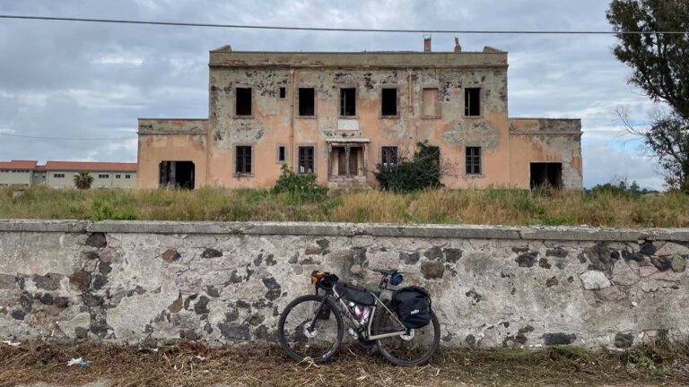 Sardegna 2023 - Giorno 2 - Cani e staccionata