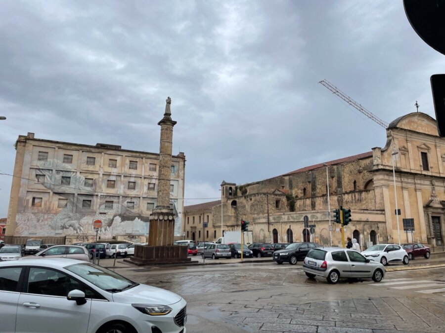 Palazzo con un enorme graffito