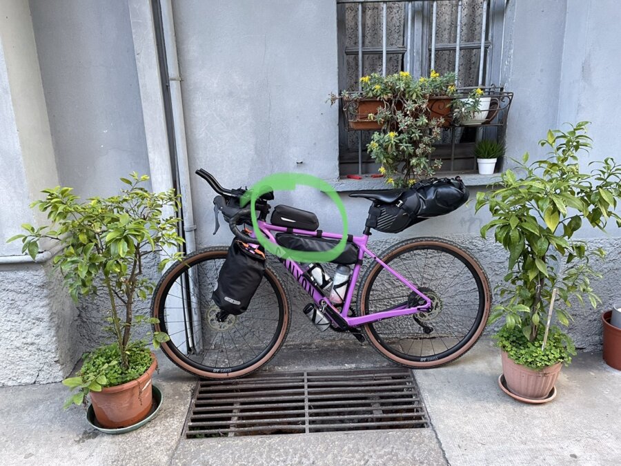 foto della bici con una borsa cerchiata evidenziata