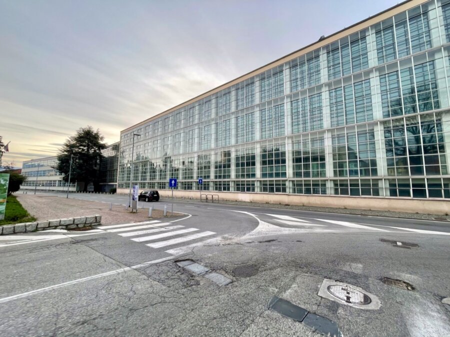 Una facciata di un edificio della Olivetti