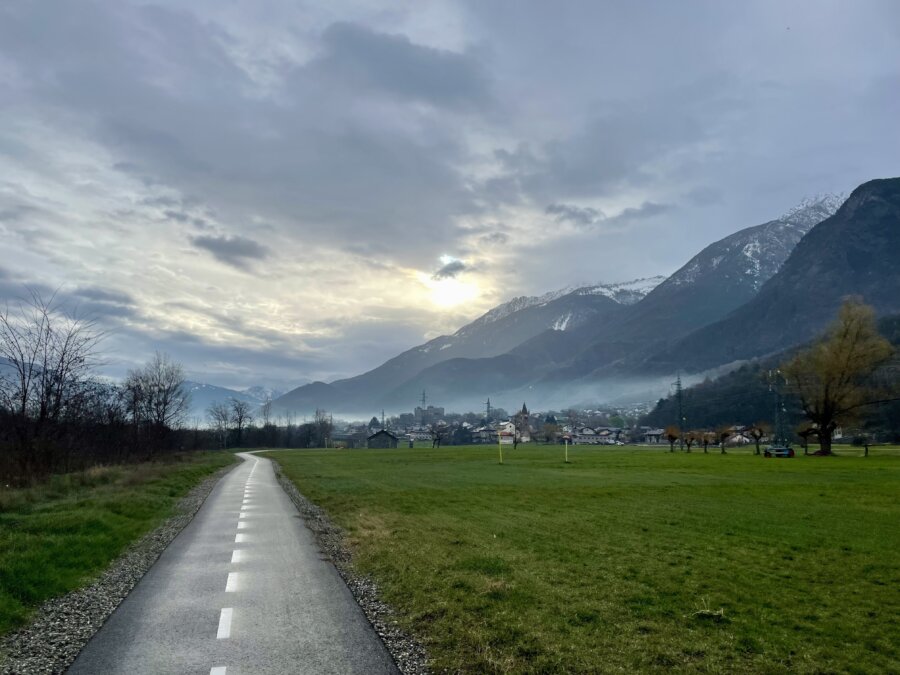 Ciclabile bagnata in Valle d'Aosta e cielo coperto