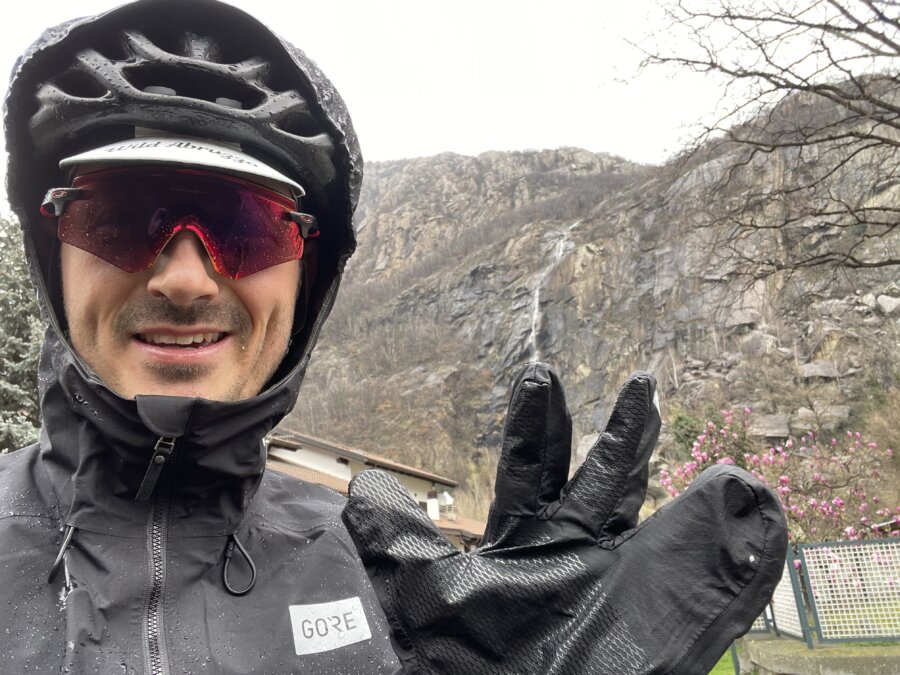 Io in tenuta da pioggia