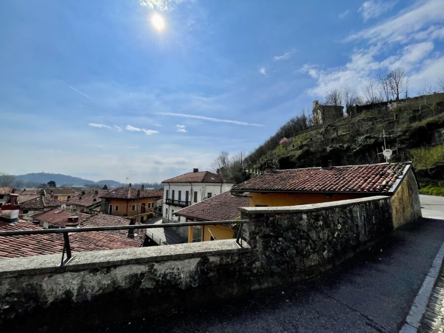 Cielo terso sopra i tetti di Fiorano Canavese
