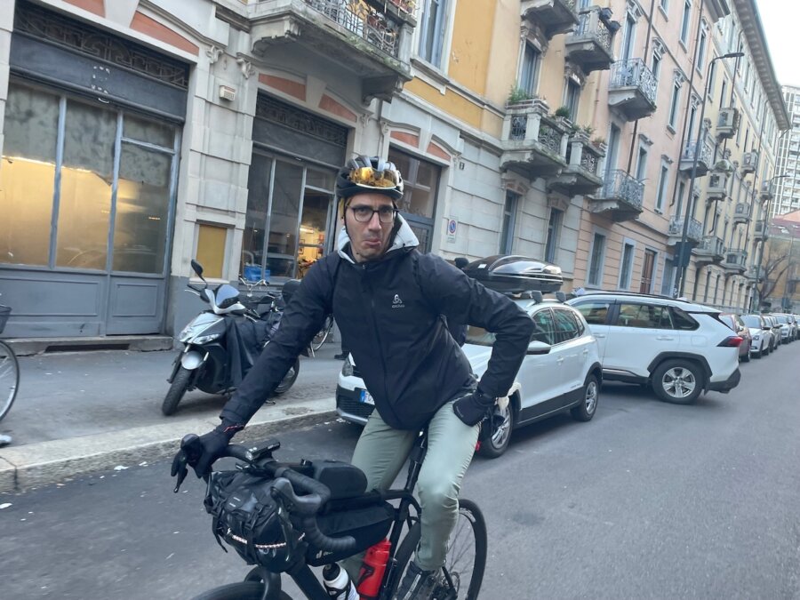 Massi che pedala e ammicca in camera