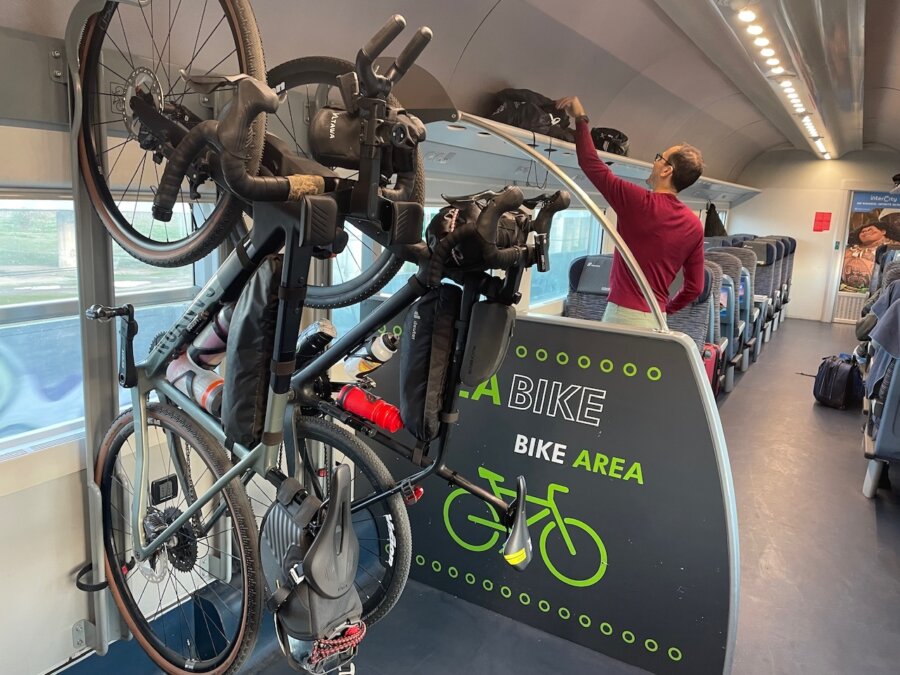 Biciclette appese nel treno Intercity per Terni