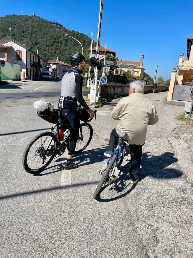 Massi chiede informazioni a un passante