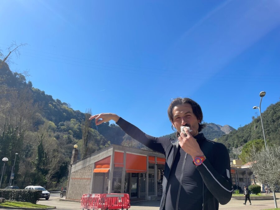 Io che fingo di “pinzare” le cascate con le dita