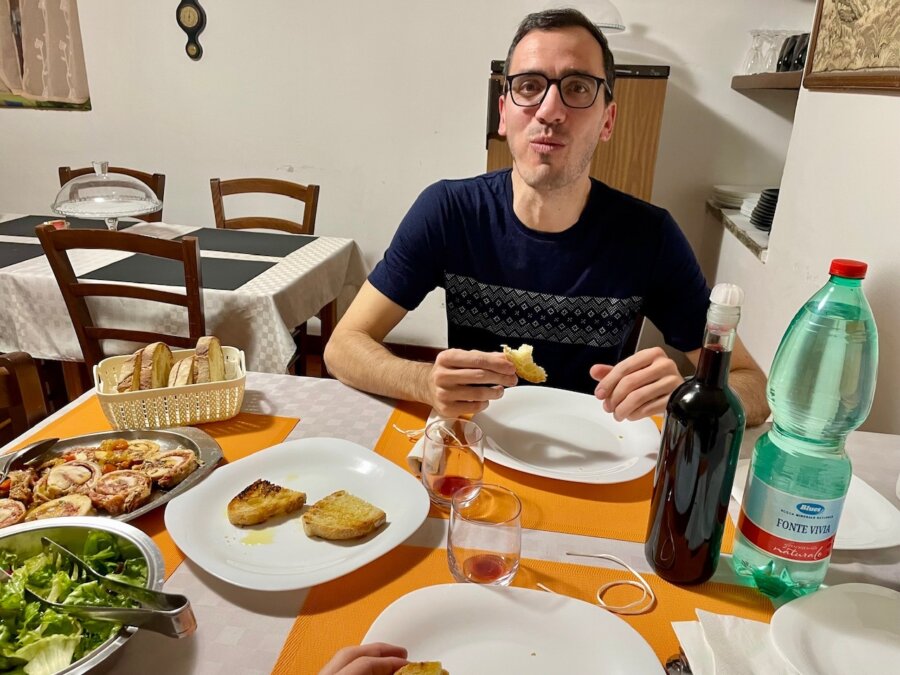 Massi a cena davanti al coniglio