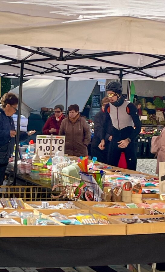 Massi al mercato compra delle pile