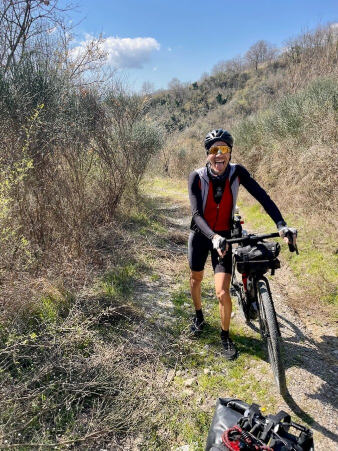 Massi che trasporta la bici in salita