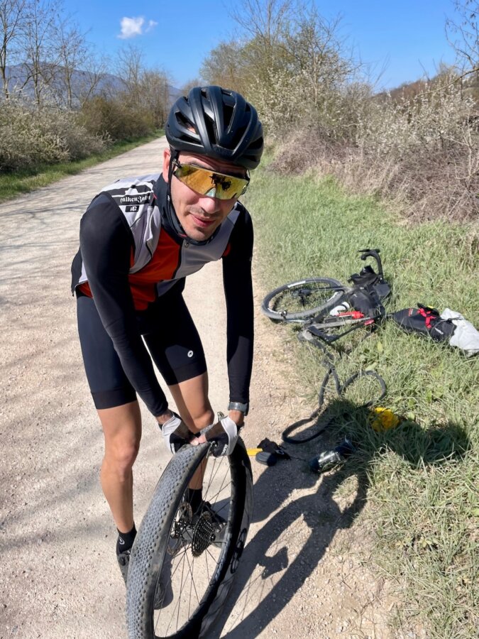 Massi che ripara una ruota forata