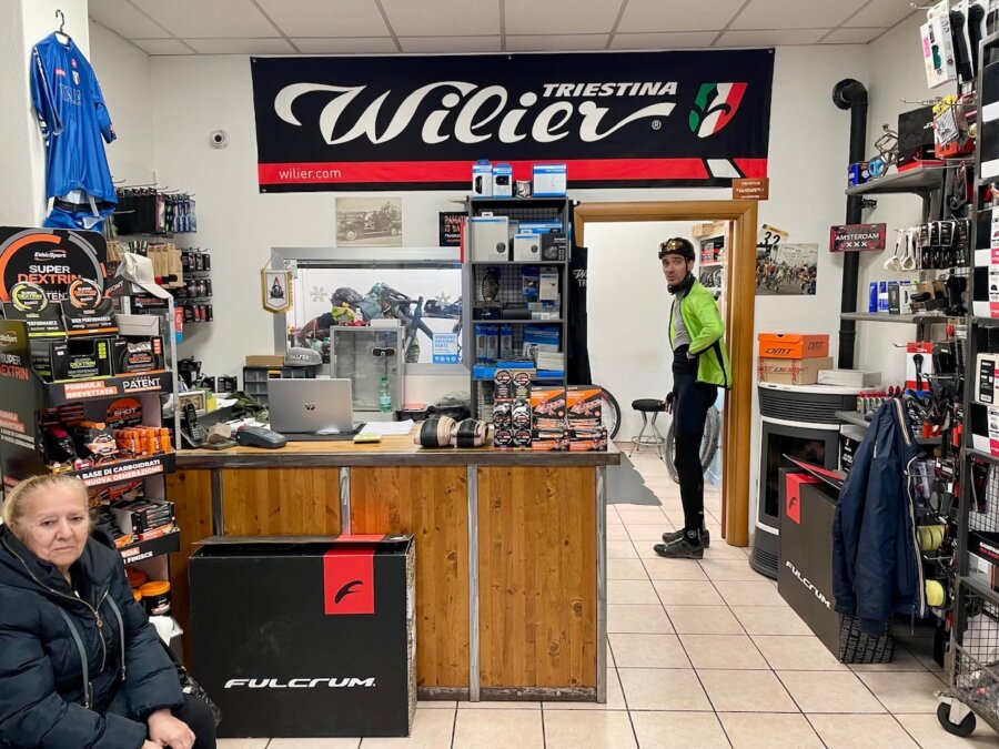 Massi che osserva la sua ruota mentre viene riparata