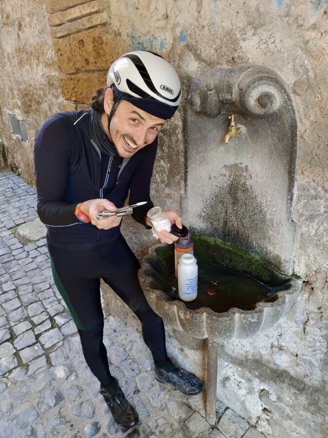 Io in un vicolo buio di Orvieto con una lama con una polvere bianca sopra, prima di pedalare