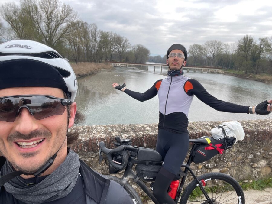 Io e Massi sopra un ponte