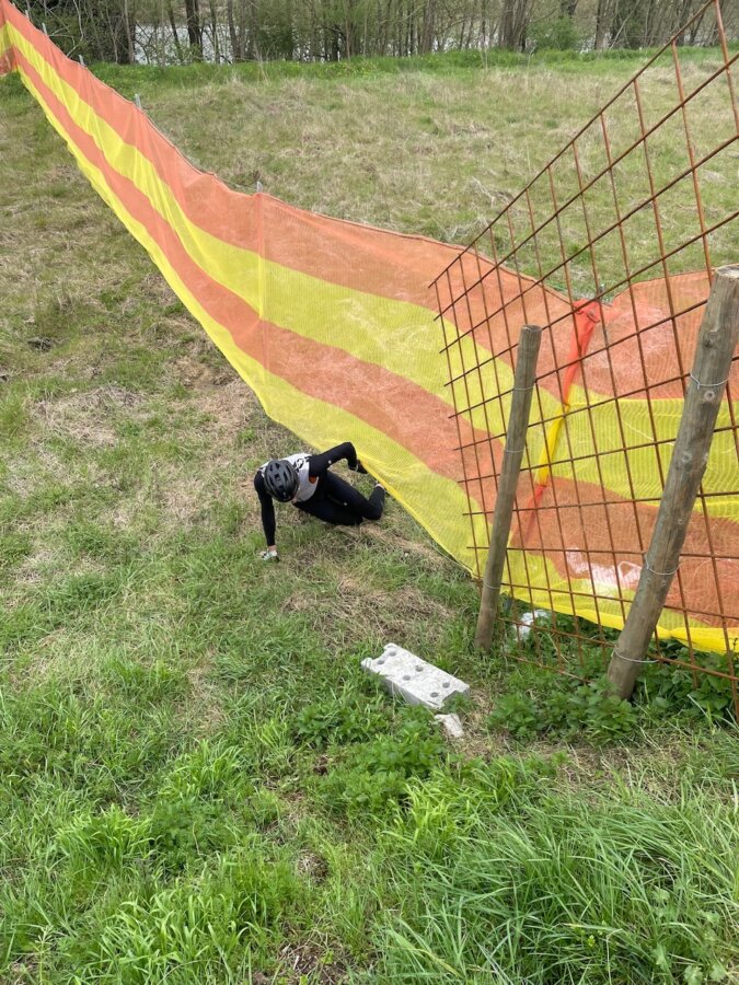 Massi che passa sotto una recinzione di metallo