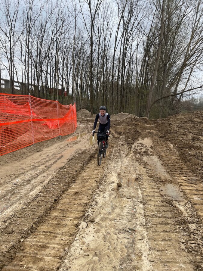 Massi con la bici che attraversa il cantiere