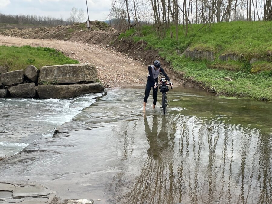 Massi mentre guada il fiume