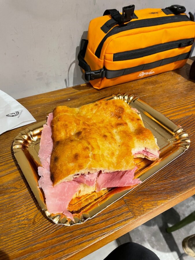 Focaccia unta con prosciutto cotto e pecorino