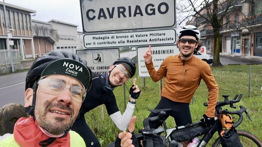Io, Massi e Claudio davanti il cartello del comune di Cavriago