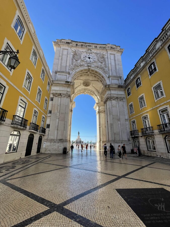 Arco con piazza sul mare. Toh mo'